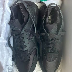 I am selling authentic Nike huarache shoes